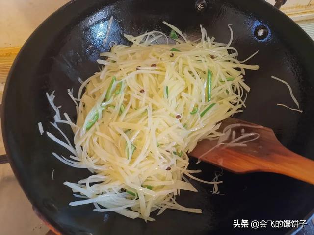 炒土豆丝的做法视频
:怎么炒的土豆丝又脆又好吃？  第2张